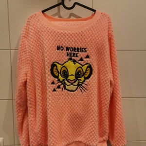 Varma pyjamas i rosa: Simba  - Simba pyjamas i rosa från Primark i storlek 42/44. Fint skick. Varma och skönta 🦁💕🐥 Frakt tillkommer 😊