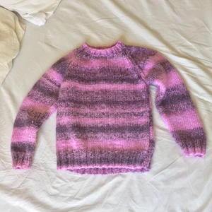 Stickad tröja  - Super söt stickad tröja som är köpt secondhand! Den är i font skick och underbara färger!! 