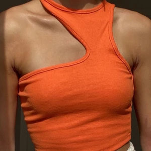 Oranget linne  - Säljer detta superfina orangea linnet från shein i storlek xs. Säljer eftersom det aldrig kommit till användning och känner inte att färgen riktigt passar mig. Budgivning vid flera intresserade🌸 frakt: 24kr eller 66kr spårbart