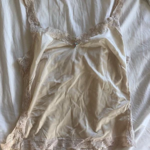 Linne y2k - Gulligt linne💞💞 har gråa ”fläckar” som nästan inte syns alls, försökte få de på bild, fråga gärna efter mer:)  frakt är inkluderat i pris. Passar s/m