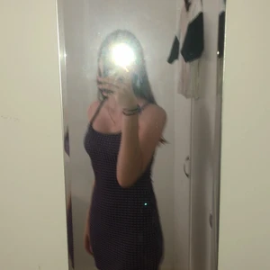 Storlek:s - En söt rutig klänning💜