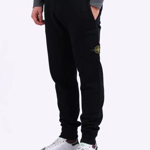 Stone Island Mjukisbyxor  - Bra skick, använda fåtal gånger.  Storlek Medium, finns clg kod som funkar, jag står för frakten