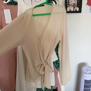 Omlott tröja  - Säljer en typ av fin tröja, aldrig använt och kommer inte använda heller därför jag säljer. Köpt på Gina tricot för 150kr, säljer för 50kr. Storlek 40💓 du står för frakt!