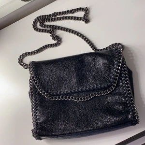 Svart blingande axel väska - Väskan är knappt använt och är inte sliten. Banden är lite längre så väskan går ner till höften ungefär. Jätte fin väska💓