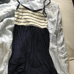 Jättesöt sommarklänning  - Väldigt mjuk och i fint skick! Ganska kort på mig som är 172💓