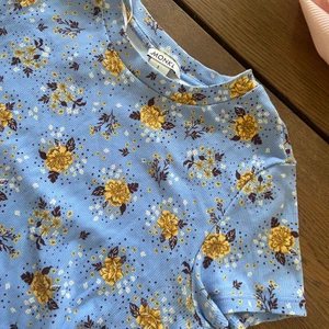 Blommig t-shirt - Fin o somrig t-shirt som är använd ett fåtal gånger, är som ny🥰 