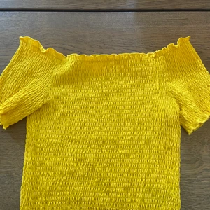 Gul axeltopp - Jättefin och bekväm sommartopp☀️fotona är tagna i olika ljus, därför ser de olika ut. Men toppen är som på första bilden i dagsljus😇köparen står för frakten☀️