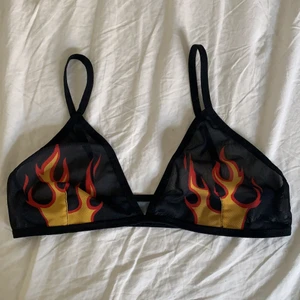 Top med flammor🔥 - Använd enstaka gånger, köpare står för frakten och den går på 12 kr. 