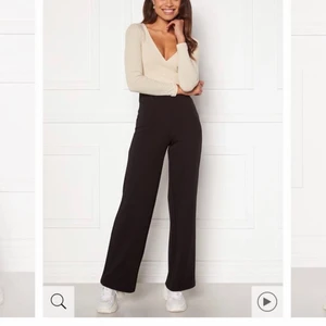 Raka kostymbyxor  - Raka svarta kostymbyxor från bubbelroom, långa och passar även någon som är över 170. I fint skick använda ett fåtal gånger. Kom med bud!