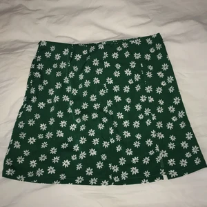 Helt ny blommig kjol från shein - Helt ny grön och vit blommig kjol från shein, aldrig använd storlek M. Perfekt skick💖