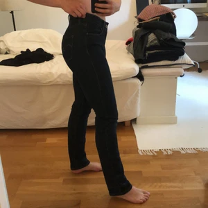 Levis jeans - Jättefina Levis jeans i modellen Denim Curve och storlek 26 i midjan. Jeansen är använda men skicket är bra! Säljer dessa på grund av att de har blivit för små för mig. De är inte ritkigt lågmidjade men inte heller högmidjade, skulle säga någonstans mitt emellan :). Paketet kan postas, men då får du stå för frakten. 