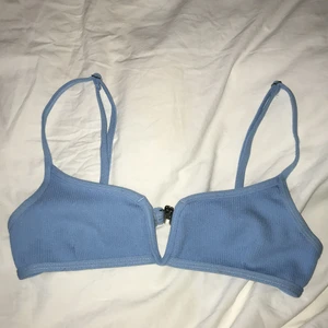 Blå bikinitopp från shein - Blå bikinitopp från shein, storlek 36. Köpt på plick och fanns ingen vaddering i💖