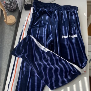 Palm Angels College Mörk blå sweatpants - Palm Angels College sweatpants ,storlek M, jättesköna byxor har använt dem ett par gånger släpper dem billigt, orginalpris 5.400kr  