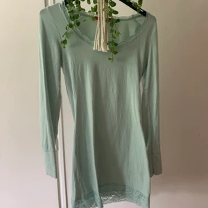 Klänning  - En jättefin ljus blå/grön figur syd klänning från 00 talet jätte bra sick ( inga fläckar eller hål)💙💚
