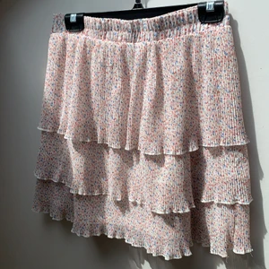 volang kjol - BUD ÄR BINDANDE OCH BUDAR DU OCH VINNER MÅSTE DU KÖPA!!Säljer nu min fina blommiga volangkjol från chelsea, den är i nyskick och passar verkligen till allt! Skriv för fler bilder osv💗 frakten ingår INTE i priset