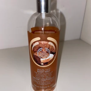 Body mist - Hej, säljer nu denna body mist från the body shop i doften ”Brazil Mist” den är inte använd så mycket utan finns ganska mycket kvar i den. (Det ska vara 100ml i den från början men vet ej hur många ml det är nu)