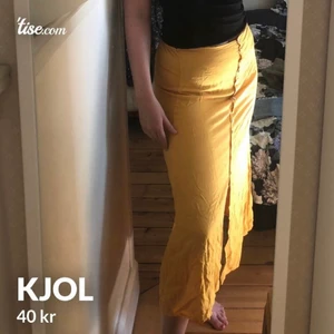Kjol - Kjol från boohoo, skön och så fin orange/gul färg.