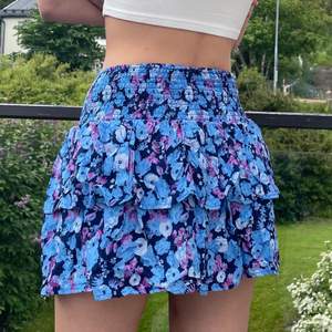 En söt somrig blommig kjol 💙⚡️⭐️   Ganska kort och liten så XS/S :) 