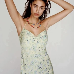 Zara klänning - Sjukt snygg klänning från zara som jag säljer då den inte passar:( Den är aldrig använd utan endast testad och i nyskick! Den är i storlek M men passar mer som en XS/S❤️ Köparen står för frakt! PRIS KAN DISKUTERAS!