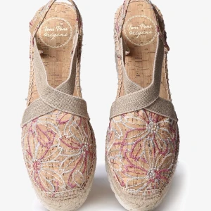 Toni Pons - Sandaletter med kilklack - Säljer ett par sandaletter med kilklack från Toni Pons pga att jag köpte fel storlek. Oanvända. Originalpris 759kr. Storlek 40. Hör av dig vid frågor eller fler bilder!