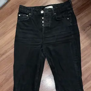 Säljer ett par svarta raka jeans från Gina Tricot. De är i storlek 36 och väldigt lite använda. Pris kan diskuteras!