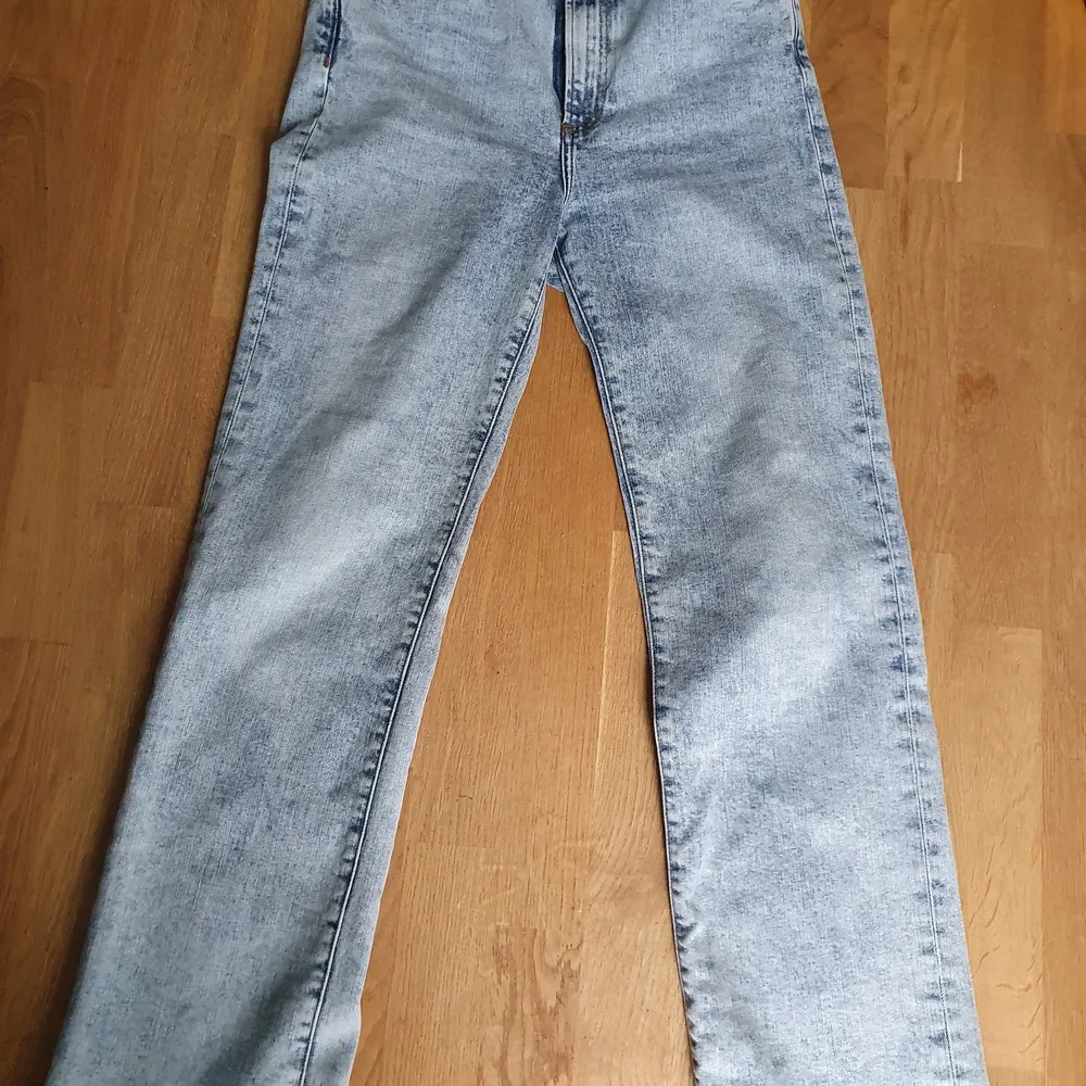 Jättesnygga Jeanerica jeans som tyvärr är för stora för mig.  Eiffel is Jeanerica’s trademark high waist silhouette. Features a super high-rise, slim thigh and straight leg from the knee, giving the jeans a slight bootcut. With a stretchability of 30% the jeans are effortlessly comfortable. Vintage 82 is a super light blue vintage wash with a salt and pepper effect. Features distressed edges.. Jeans & Byxor.