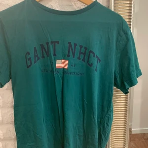 En fin grön gant tröja har inte inte används så mycket direkt så har ett bra skick😃 - Skick är bra och den har en fin passform 