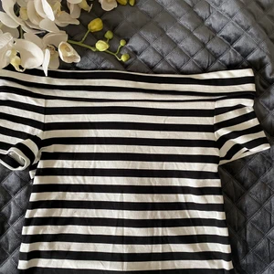 Off sholder tröja - Snygg off sholder tröja som aldrig är använd då den är lite stor för mig. Storleken är XS men funkar till en S med. 