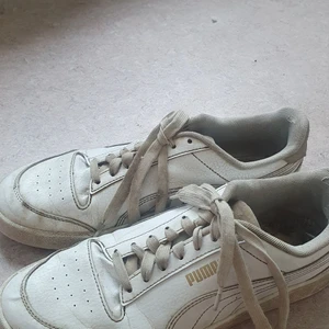1:par vita puma skor  - Ord pris 750kr. Buda i kommentarerna inte under 300kr