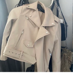 Skinnjacka från Zara! - Säljer denna beiga skinnjacka från Zara! Använd ett fåtal gånger! Frakt tillkommer! 💕