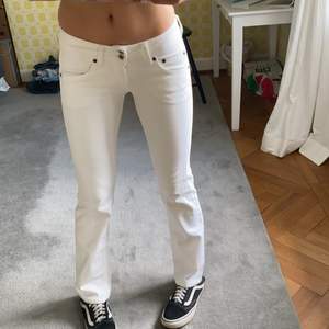 Lågmidjade vita Lee jeans som är köpte second hand men aldrig använda av mig. Assnygga men tyvärr lite korta på mig som är 167cm! 💞