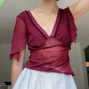 Vinröd blus - Superfin blus/tröja köpt secondhand med slitsar på armarna! Finns ingen lapp ibak så vet varken storlek eller märke men skulle säga att den passar allt mellan 34-38 då det är stretchigt material!🖤