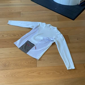 Prada sweatshirt  - OBS! Den är alltså Pradainspirerad, inte en Prada tröja. Har en ficka vid magen, som går att stänga via zipper. Har en slim form och hög kvalitet Den är märkt som XL, men passar S/M