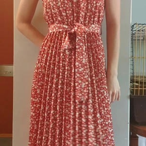 Shein sommarklänning - Endast testad och alltså som ny! Strl 36 och tts. Går precis nedanför knäna på mig som är 170cm. Justerbara axelband.