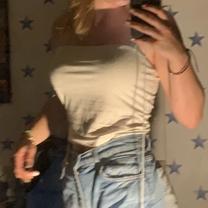 Vitt linne från GinaTricot - Vitt linne från GinaTricot. Köpte förra sommarn, använt några gånger bara, bra skick. Storlek M. Köparen står för frakt eller mötas i Norrköping. :)