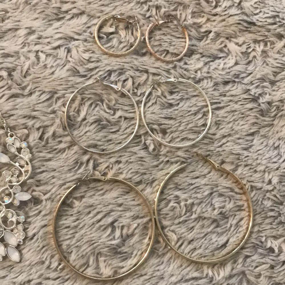 Jätte fina örhängen guld och silver och ett jätte fint halsband!. Accessoarer.