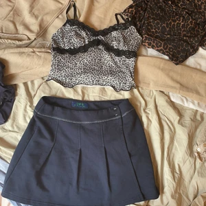 Mörkblå tennis kjol - Mörkblå tennisskor som är ny. Prislapp finns kvar men jag köpte den i Litauen så går ej att lämna tillbaks. Köpt för 350kr säljer nu för 100kr + frakt (60) storlek S men är strechig och justerbar märket är shipie