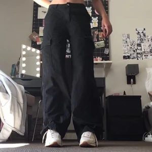 Lågmidjade baggy svarta jeans - Svarta baggy byxor som är ganska lågmidjade. Frakten kostar 70kr. Skriv privat för fler bilder/frågor<3