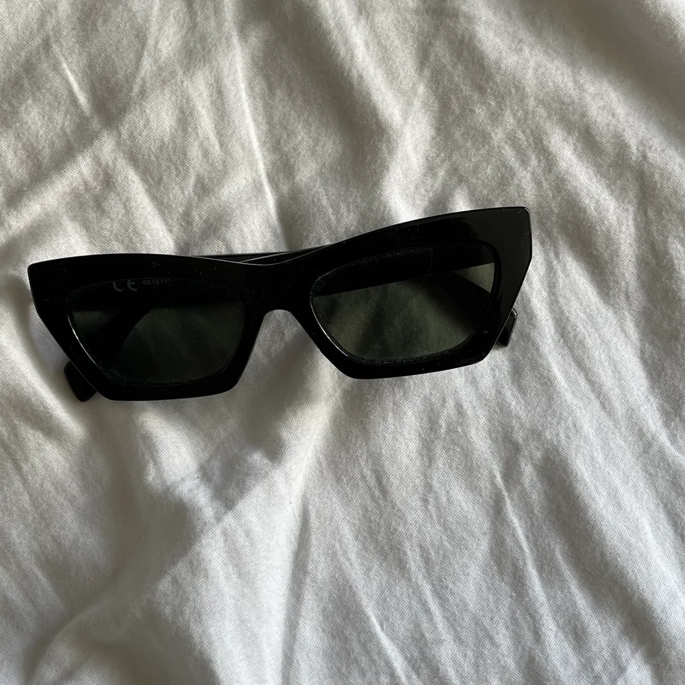 Solglasögon från weekday använda en gång. Accessoarer.