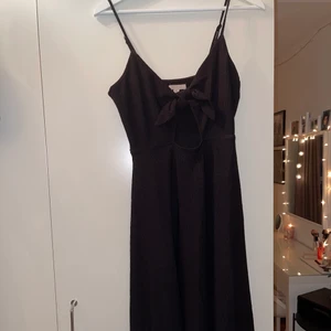 Perfekta svarta klänningen 🤍 - Min älskade klänning behöver nytt hem! Ner under knäna och är lite tjockare i tyget så är perfekt till en sommarkväll 🤍 har knyt i bysten och hål så den är lite sexig men ändå väldigt simpel! Sitter otroligt fint på kroppen 🌸🤍 använd en gång så är i nyskick! Passar S och M