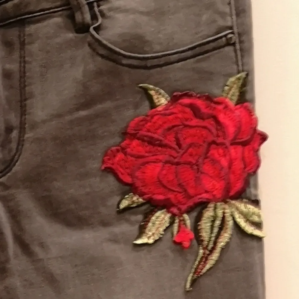 gray jeans with beautiful roses, very comfortable.. Jeans & Byxor.