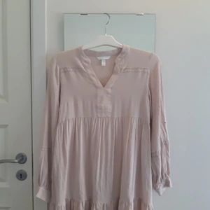  Rosa knä lång klänning .  - Rosa långärmad klänning  som är knä lång . Sval på sommaren om man är var om sig .  Den är helt oavend  och den  är från i år. 