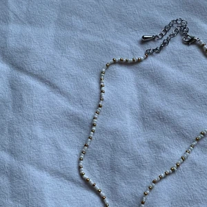 Halsband⚡️ ”sand” - Halsband som jag har gjort själv😝 priset ligger på 89kr och frakten är inkluderat. Så inga extra kostnader tillkommer. Betalning sker via swish och jag står ej för postens slarv‼️
