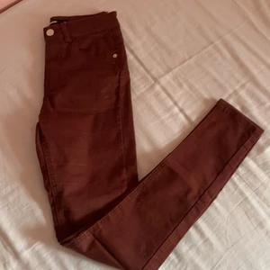 Brunröda jeans från Bikbok - Jättefina jeans från Bikbok i riktigt bra skick. Säljs pga att storleken inte passar längre. Priset kan diskuteras.