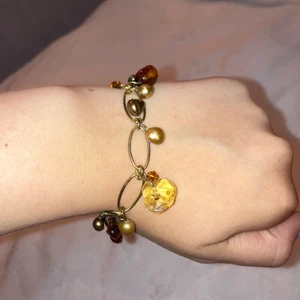 Gulligt armband - Säljer detta gulliga armband med gulliga berlocker i en brun färgskala. Låset är magnet vilket gör de super lätt att sätta på sig armbandet själv🤍😊 För mer bilder/info bara dm:a mig:)