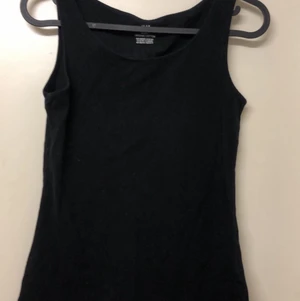 Svart linne storlek 158/164 - Svart basic linne från H&M. Fint skick, knappt använd, som ny. Köparen står för frakten. 💗