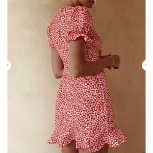 Sommarklänning - Jag säljer min blommiga klänning från Chiquelle i storlek S. Endast använd vid ett tillfälle och den är i nyskick❤️. Skriv privat för fler bilder. Kan antingen mötas upp i Stockholm eller frakta. Säljer för 250kr och den är köpt för 499kr❤️