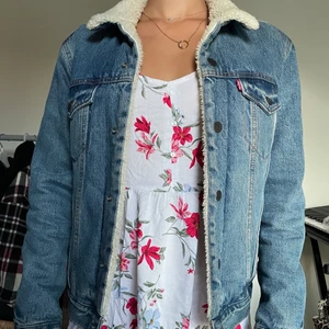 Levi’s Jeansjacka med Foder - Köpt på herravdelningen,Carlings Uppsala 3 år sedan. nypris: 1600kr. Sparsamt använd och i jättefint skick. Jackan har också spännen längst ner på jackan som kan justeras i midjemått med tre knappar. Skicka gärna iväg ett meddelande för mer bilder eller funderingar! :) strl S