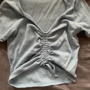 blå t-shirt storlek s - Jag säljer denna t-shirten 99 kr jag köpte den ganska nyss men när jag provade var den lite stor för mig ☺️