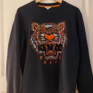 Kenzo Sweater  - En kenzo tröja jag haft ett tag men knappt användt. Väldigt bra skick, storlek Medium. Nypris 2399kr. Säljer för 700kr. Hör av dig så kan vi diskutera pris och fler bilder kan fixas❤️‍🔥